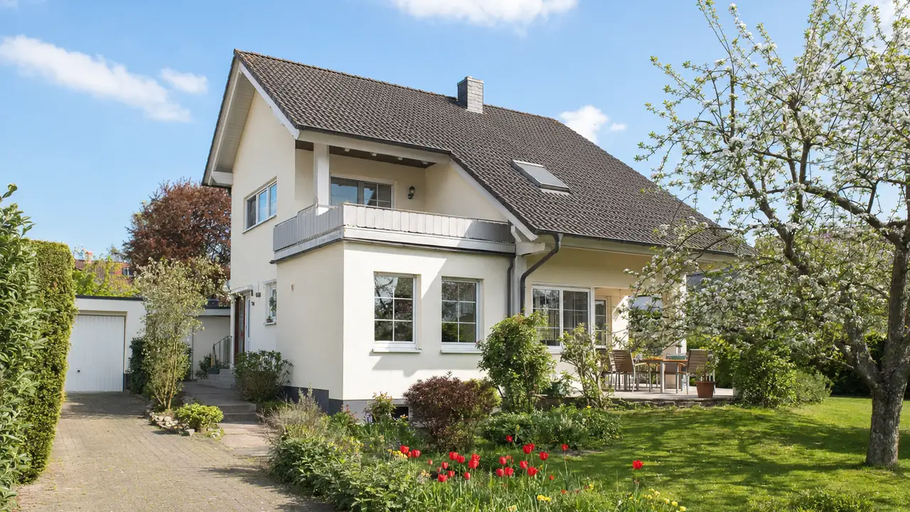 Freistehendes Einfamilienhaus in Darmstadt mit Satteldach, Balkon, Terrasse und Garten