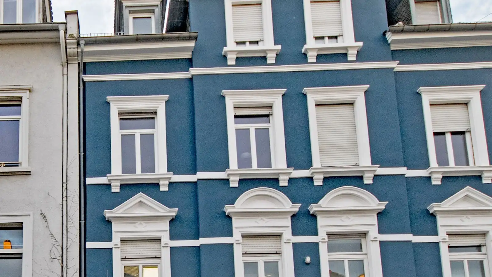 Fassade eines Gründerzeit-Mehrparteienhauses in Darmstadt mit Stuckgesimsen