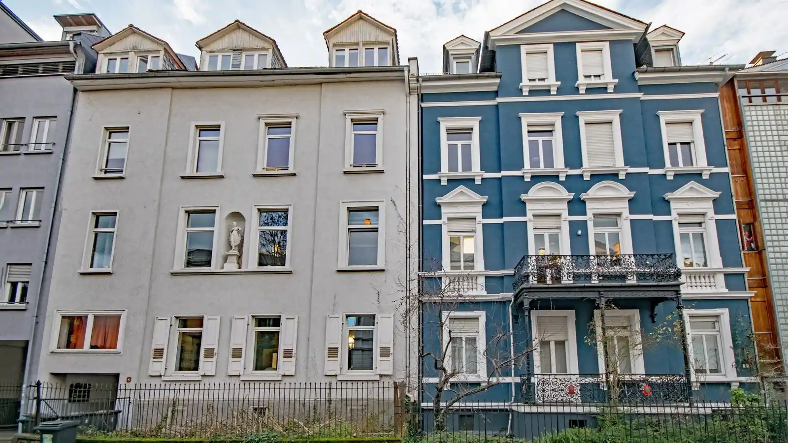 Zwei Gründerzeithäuser in Darmstadt nebeneinander, das rechte mit Balkonreihe