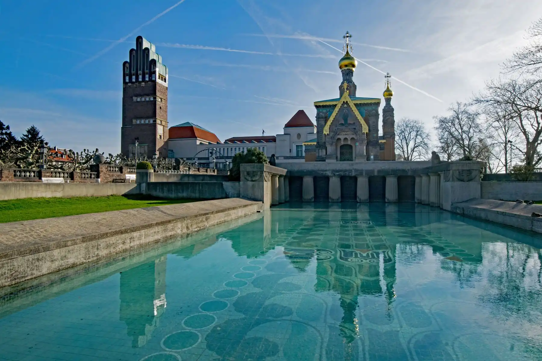 Mathildenhöhe in Darmstadt mit Hochzeitsturm und Russischer Kapelle