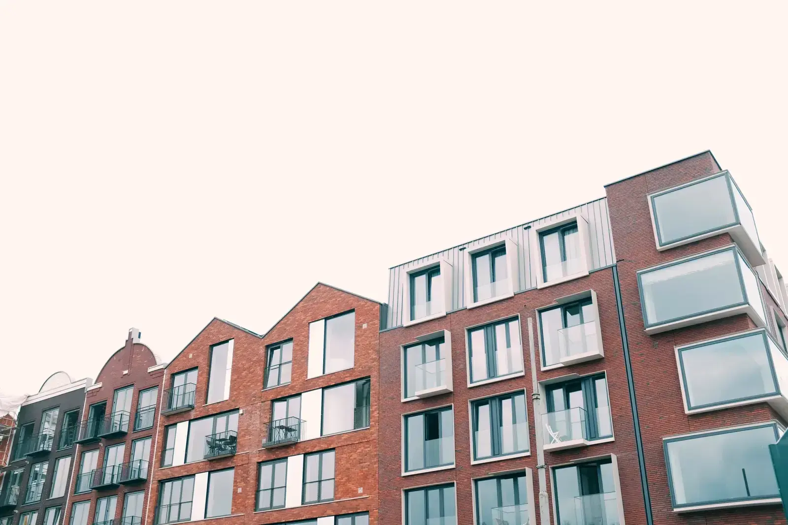Mehrfamilienhaus als Neubau mit Klinkerfassade und Balkonen