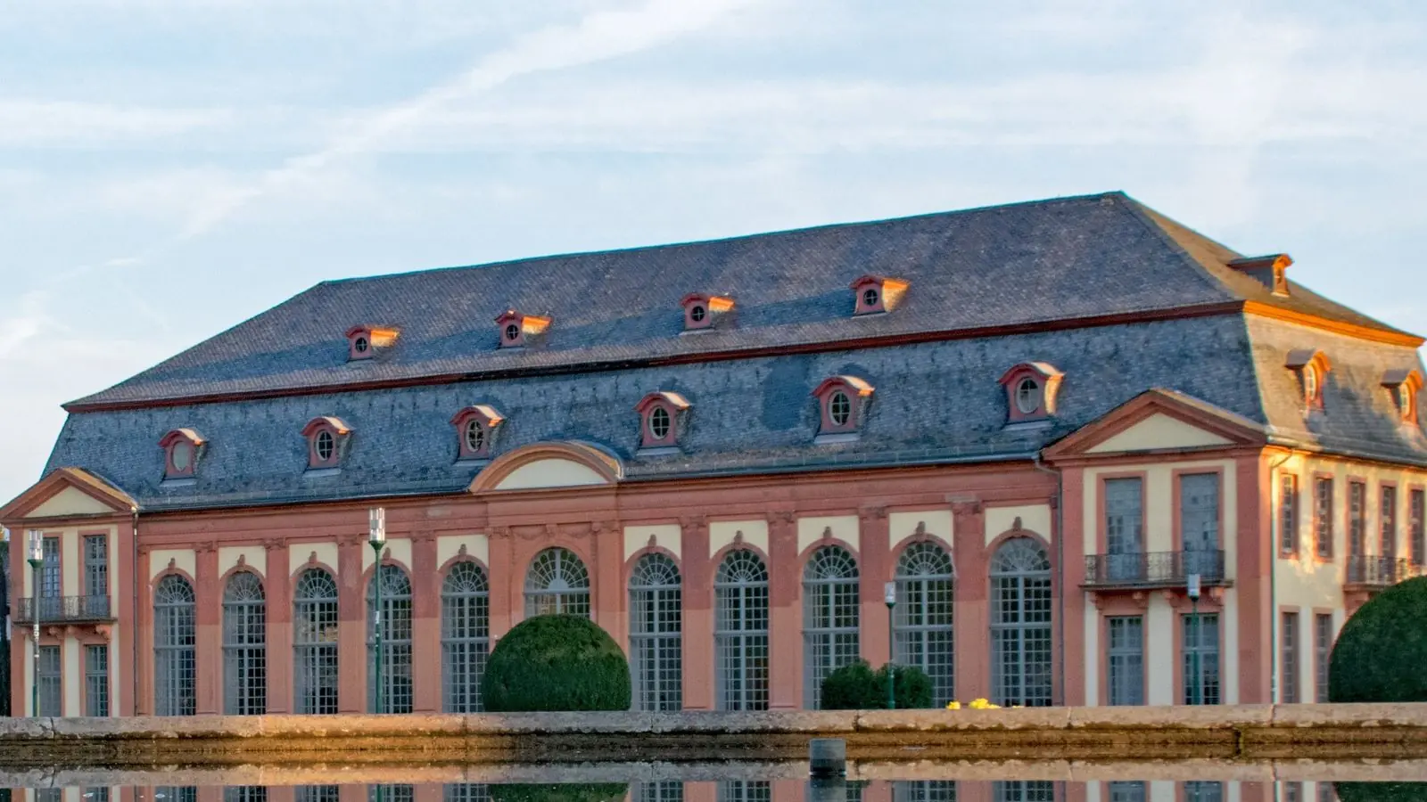 Orangerie in Darmstadt-Bessungen, im Wasserbecken gespiegelt