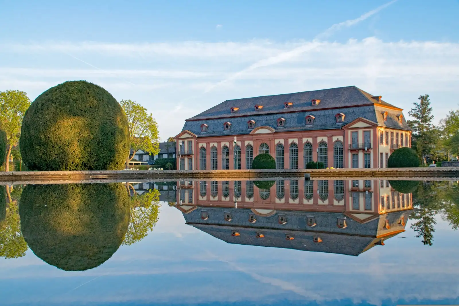 Orangerie in Darmstadt-Bessungen, im Wasserbecken gespiegelt