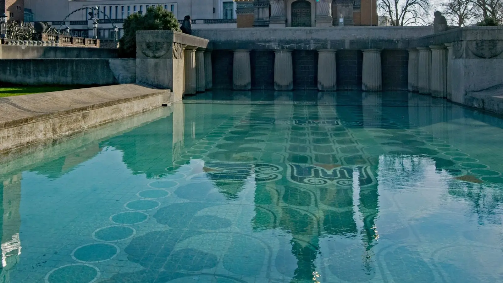 Wasserbecken im Platanenhain auf der Mathildenhöhe in Darmstadt