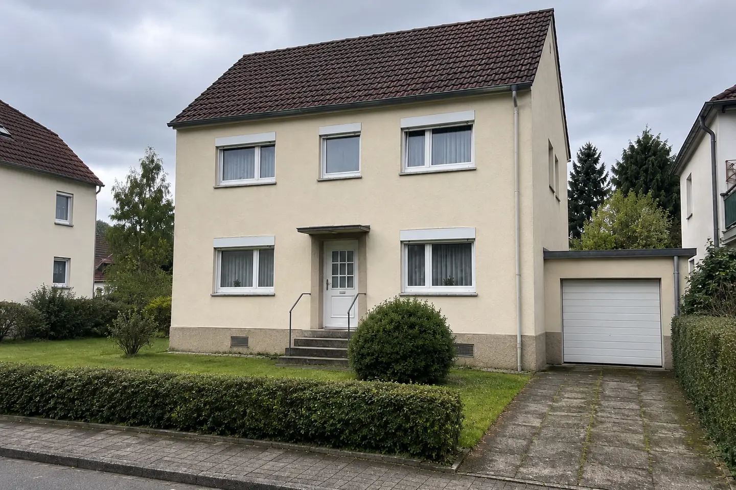 Siedlungshaus mit Garage und Vorgarten