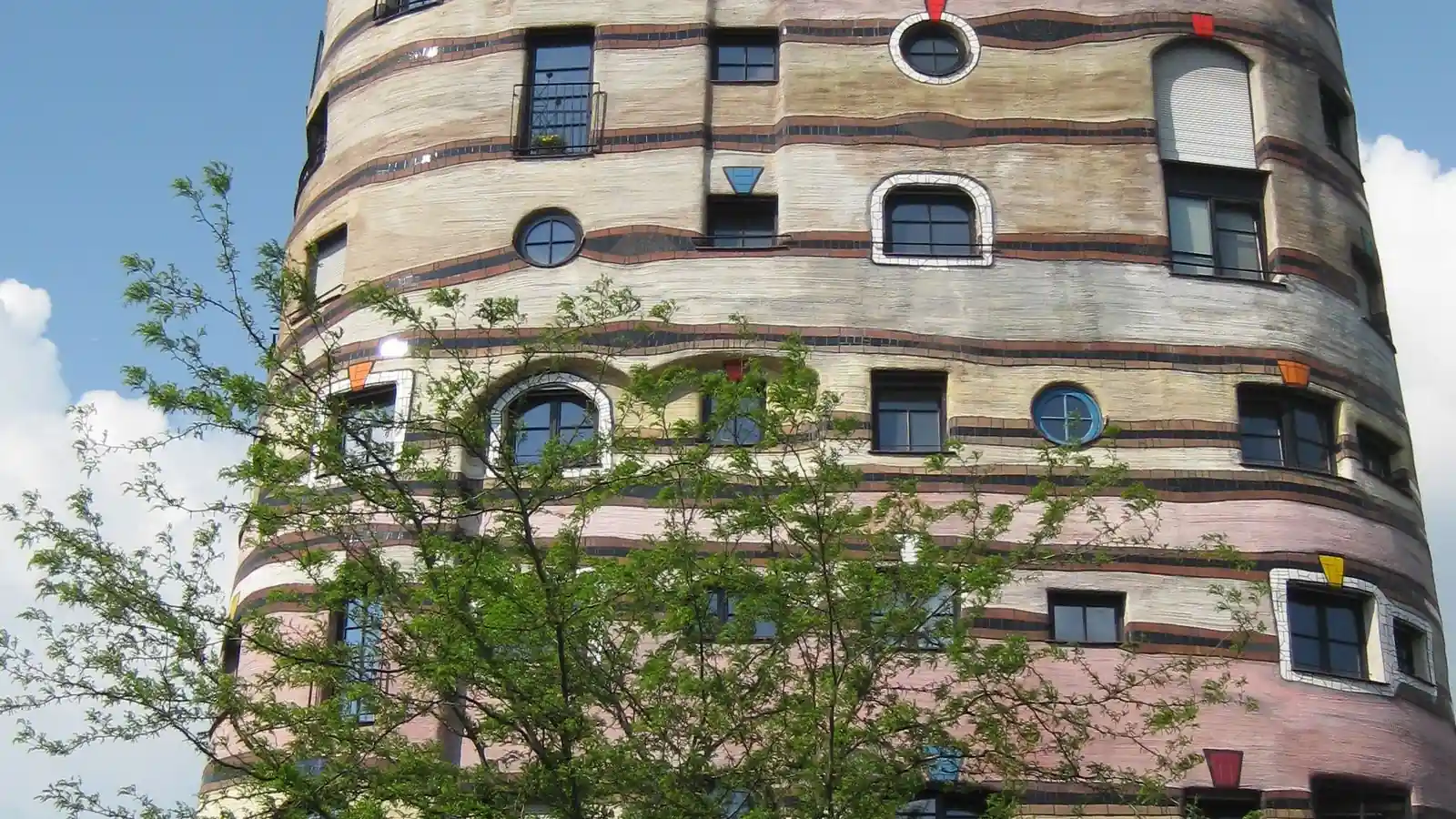 Gebogene Fassade der Waldspirale in Darmstadt