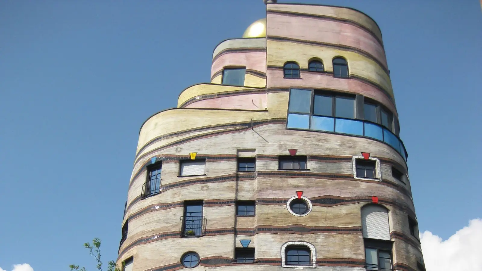 Gebogene Fassade der Waldspirale in Darmstadt mit gestaffelten Geschossen